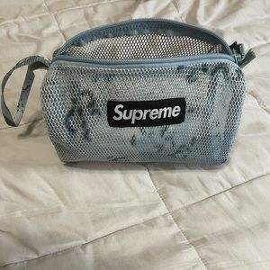Supreme toilettes bag